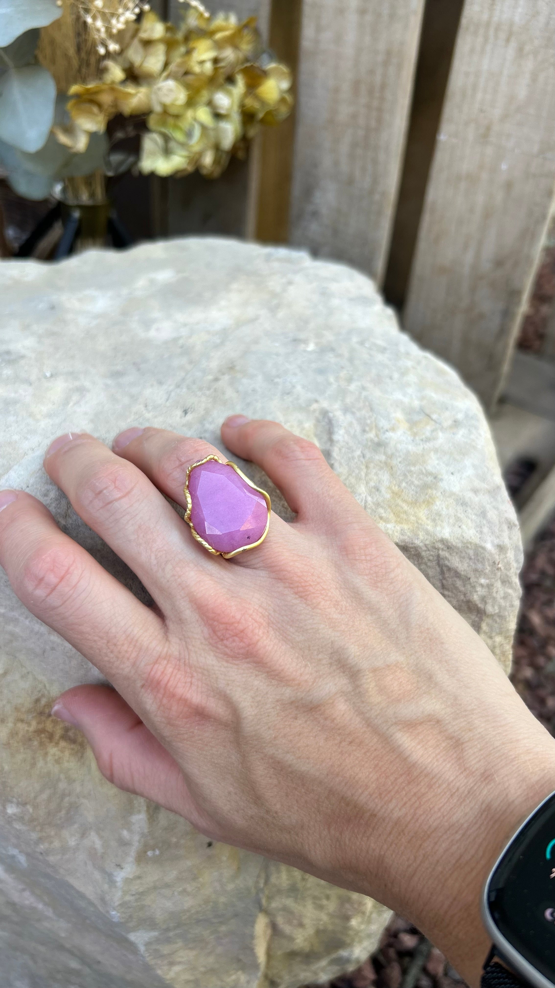 Accesorio - Anillo piedra magenta- Colensuá